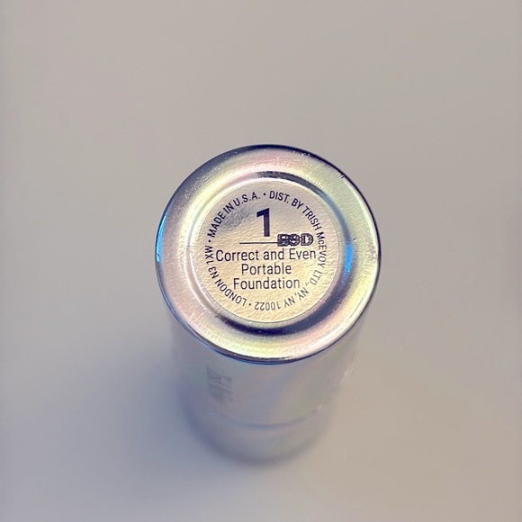TRISH MCEVOY • Correct and Even Portable Foundation 1 - Picture 4 of 5